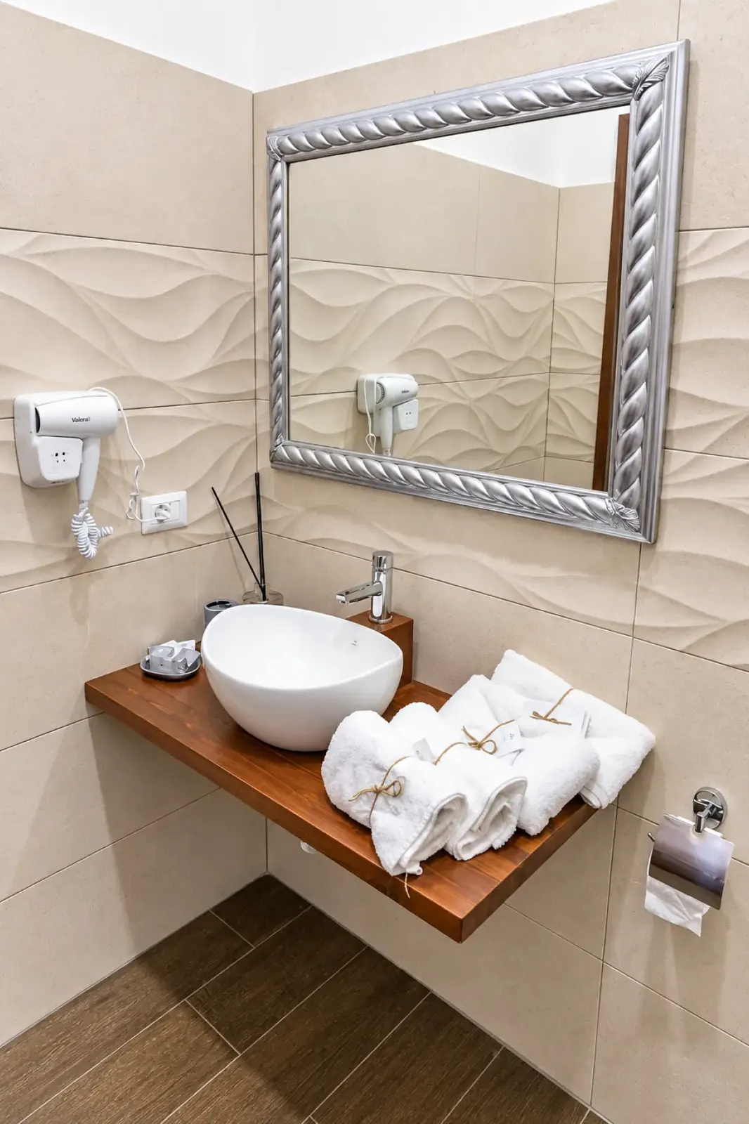 Lavabo del bagno privato e asciugamani puliti
