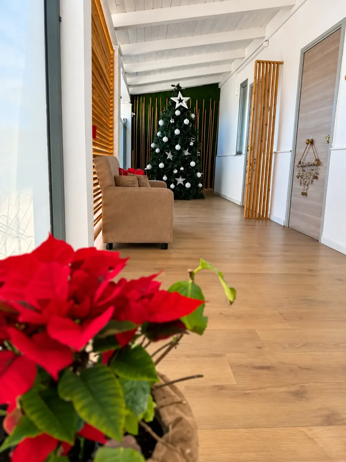 Corridoio del Benjoy Hotel addobbato per le feste