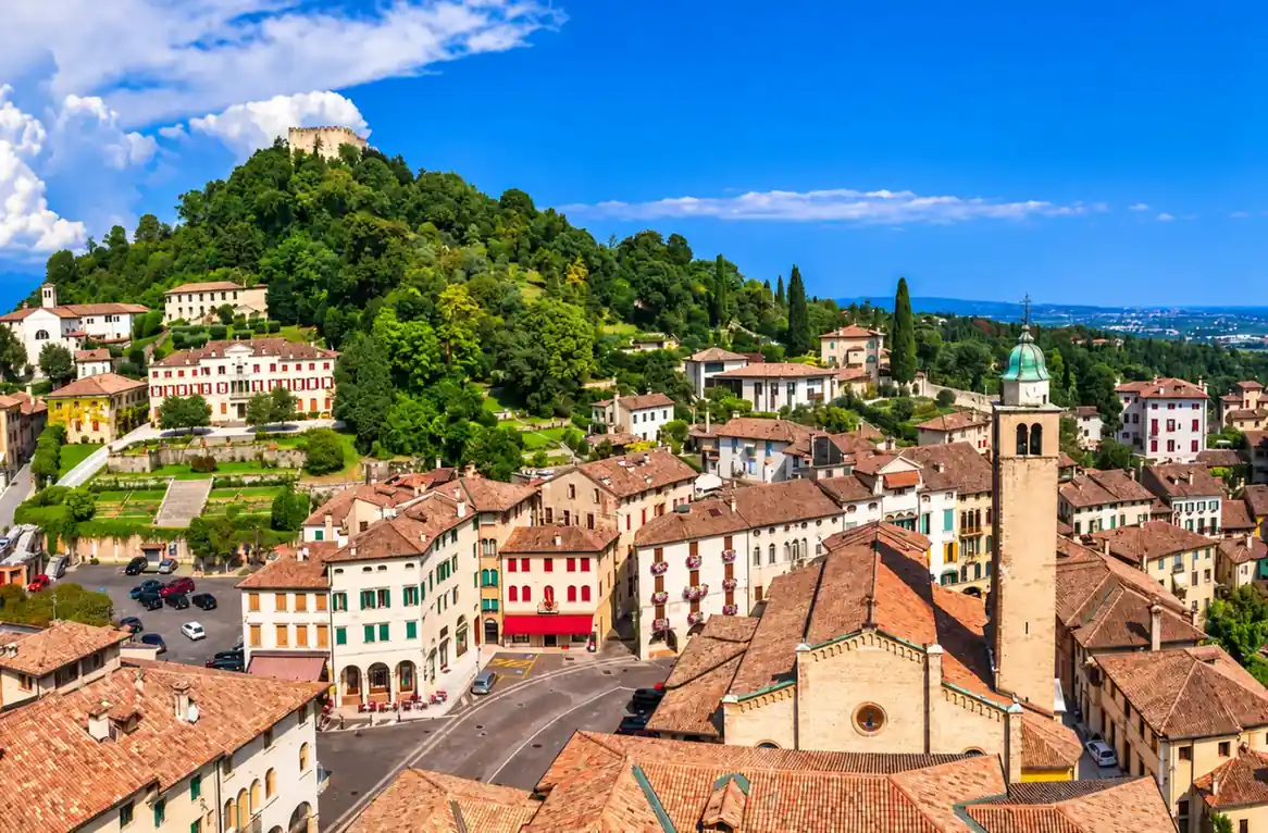 Borgo storico italiano in collina