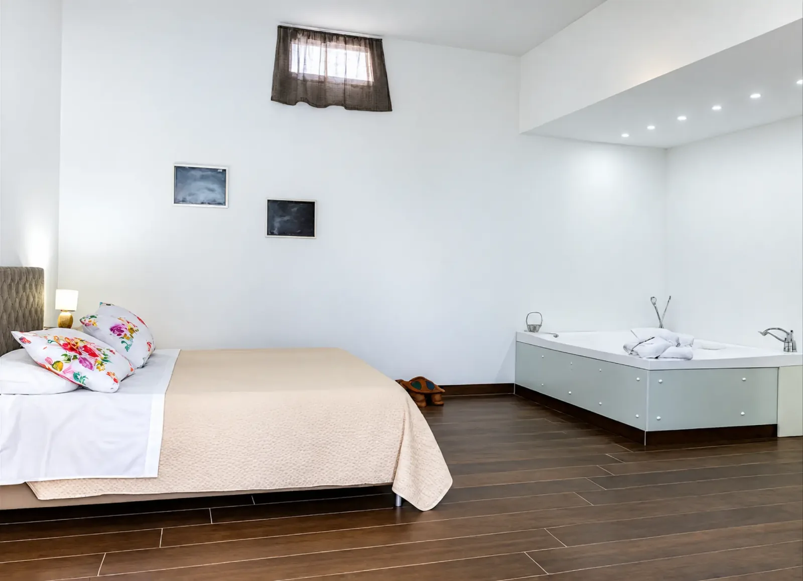 Camera spaziosa con vasca idromassaggio privata al Benjoy Hotel